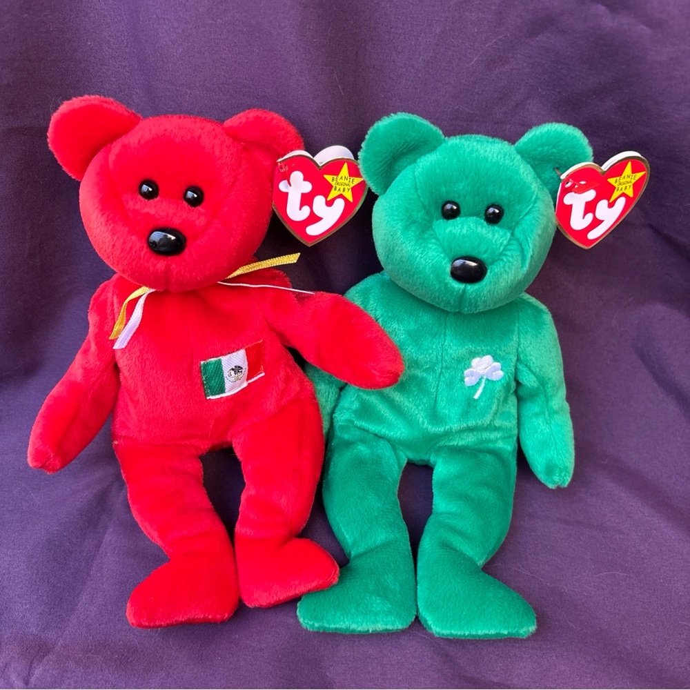 VTG Festive Beanie Baby bundle = 2 bears Osito red & Erin green Retired 1999 NWT